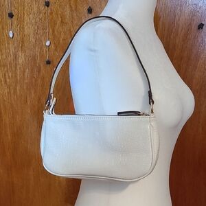[Free] White Croc-Embossed Shoulder Bag
